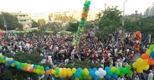 بلمسة من الكرم في صباح العيد.. شاب يوزع 